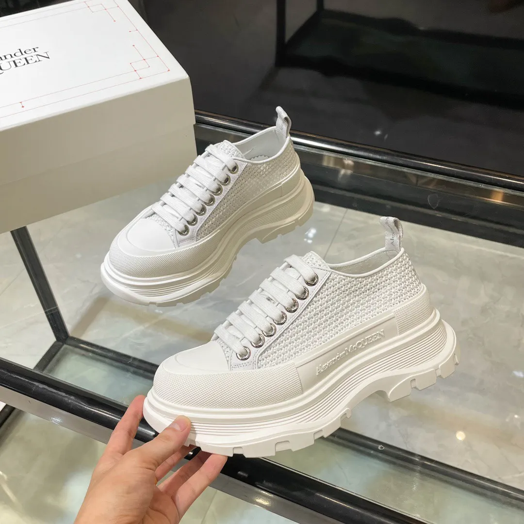 👟👟Ex-factory price 560👟👟 Men’s size +10 🔥Mc Queen new woven McQueen couple shoes 🔥Exclusive first launch‼ ️‼ ️Young ladies who are fashion representatives must be in the forefront of fashion! The shoes have a transparent and simple personalized design, which increases the height and slims the legs, showing full charm, and the upper feet are super stylish. ⚠The upper is made of customized imported canvas, which is breathable, comfortable and not stuffy on the feet. The color is warm and moist. 🔸Inside: Yangli. Feet: imported goatskin. Full of flexibility! The round toe design allows the toes to be completely released🥰 Get rid of the original pressure of shoes! 🔸The outsole adopts the original molded combination TPU transparent outsole. The process of combining several layers of outsole is complicated. Super light and super comfortable! Very affordable ❤️ 🔸Size: 35-40 for women, 250 for low-income women. The women’s low-top version will be released first. The latest counter high version packaging, with certificates, cards, and pure cotton bags.
